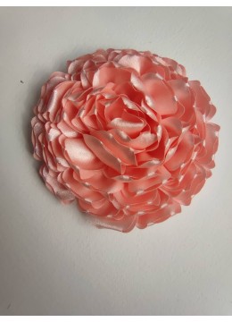 Ръчно изработена сатенена роза цвят Праскова за украса на коса или брошка